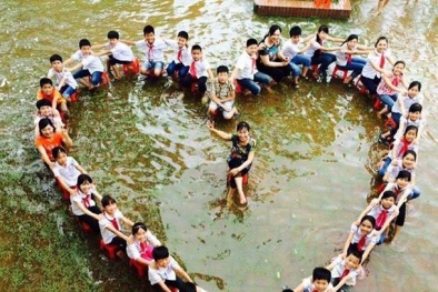 Hà Nội: Học sinh lớp 5 chụp kỷ yếu giữa sân trường ngập nước