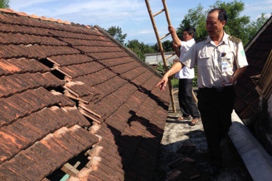 Nghệ An: Dân 'tố' máy bay hạ cánh làm thủng mái ngói