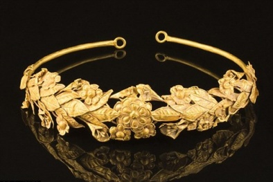 Phát hiện vòng hoa bằng vàng ròng 2.300 tuổi dưới... gầm giường