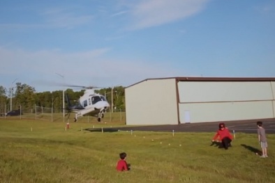 Ông bố 'chơi trội' dùng trực thăng 1.000 mã lực nhổ răng cho con