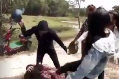 Nữ sinh Hà Tĩnh hớn hở quay clip ‘khoe chiến công’ đánh bạn đến vỡ mũ bảo hiểm