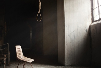 Vợ chết ngất khi phát hiện thi thể chồng Tây treo lủng lẳng giữa nhà 