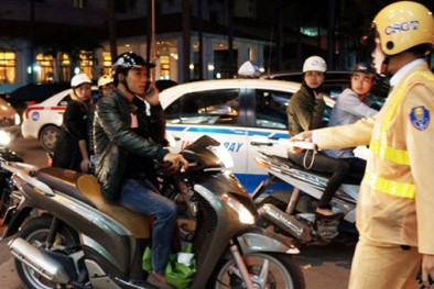 Từ 1/8, phạt tiền 'tươi' nếu đi xe máy nghe điện thoại di động