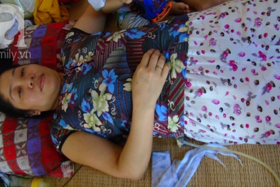 Vợ vừa phát bệnh bị liệt hai chân, chồng lập tức... viết đơn ly hôn