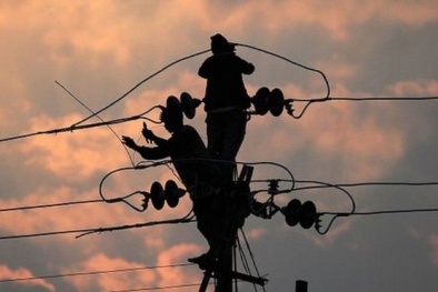 Cú rơi 'trời giáng' của dây điện cao thế xuống xe buýt làm 2 học sinh tử vong