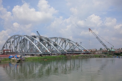 Vô ý khi cẩu sắt lên để lắp ráp nhịp cầu Ghềnh, 1 công nhân mất mạng