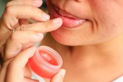 'Rước' cả tá vi khuẩn vào miệng khi tô son bằng tay