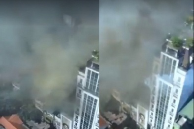 Cột khói cao nghi ngút phát ra từ nhà hàng trên phố Lê Ngọc Hân