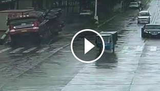 Clip: Đại lộ của Trung Quốc 'nuốt chửng' xe container đang di chuyển