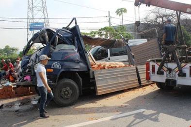 Xe tải 'húc mông' xe khách, trục bánh xe lăn lông lốc ra ngoài