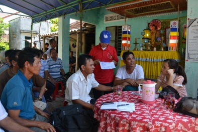 Bé trai bị dây điện nhà hàng giật chết, người thân mang xác đi 'đòi công lý'