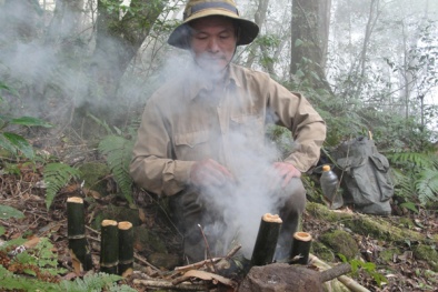 Kỳ lạ anh chàng người Nhật uống trà cổ thụ, múa kiếm gỗ ở độ cao 2.200 mét