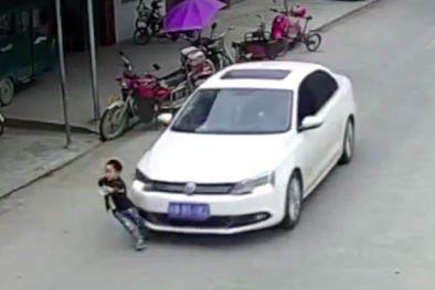 Ngày 1/6 rớt nước mắt trước clip tai nạn giao thông với trẻ em