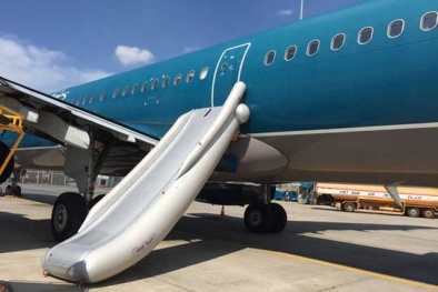 Ông già tự ý mở cửa thoát hiểm máy bay VNA, 'đi tong' 20.000 USD