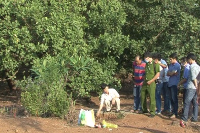 Rợn gáy cảnh thi thể bị dây lưng thắt cổ nổi lềnh phềnh dưới cống nước thối