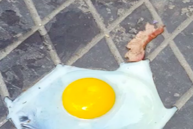 Clip: Hà Nội nắng nóng chín thịt và trứng trên mặt đường trong hơn 30 giây