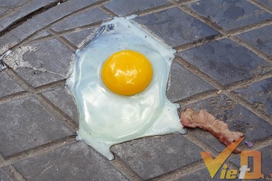 Clip: Thịt, trứng chín trên mặt đường Hà Nội trong hơn 30 giây