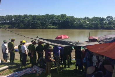 Đau xót đám tang tập thể trong đêm của 5 người bị điện giật trên sông Cầu