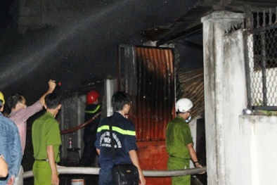 Kẹt cửa cuốn giữa biển lửa rợp trời, đôi vợ chồng 70 tuổi tuyệt vọng kêu cứu