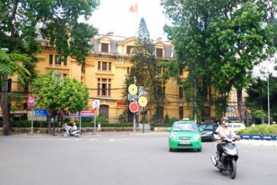 Gã say ‘đại náo’ trụ sở Bộ GTVT, tông văng 2 ô tô rồi lái xe bỏ chạy 