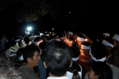 Sửa cầu sắt dẫn vào lồng cá, 5 người bị điện giật chết thương tâm