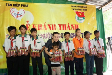 Tân Hiệp Phát tặng 60.000 lít nước ngọt mỗi ngày cho vùng nhiễm mặn