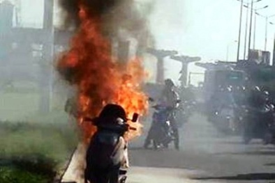 Xe máy hóa đài lửa, cô gái la hét kêu cứu lạc giọng