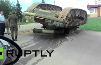 Clip: Tăng T-80U 'ngã chổng vó' lên trời sau tai nạn