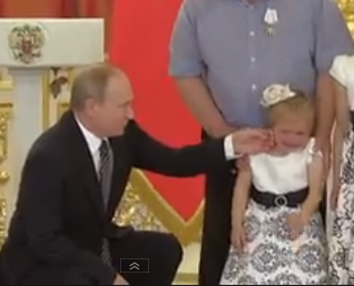 Clip: Tổng thống Putin bối rối, vụng về dỗ dành bé gái khóc nhè