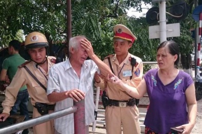 CSGT Hà Nội cứu người đàn ông ‘chán đời’ lao mình vào tàu hỏa