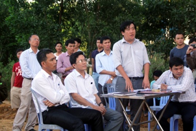 Cán bộ xã câu kết, kê khống hàng chục ngôi mộ để nhận tiền đền bù