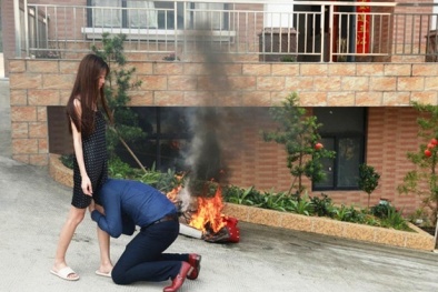 Tranh cãi nảy lửa về hình ảnh đại gia quỳ gối xin vợ trẻ đừng ly hôn