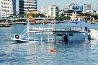 Chìm tàu du lịch trên sông Hàn: Xới tung từng khối nước tìm 2 trẻ mất tích