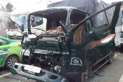 Tai nạn liên hoàn 5 ô tô trên QL1: Tài xế gào khóc đập cửa xe kêu cứu