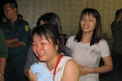 Video: Nước mắt người ở lại trong vụ lật tàu du lịch trên sông Hàn 