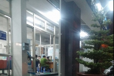 Clip: Kinh hoàng 20 côn đồ xách dao truy sát bệnh nhân đang cấp cứu