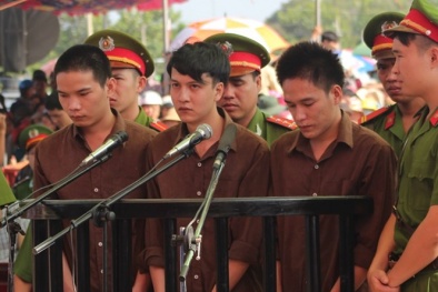 Thảm sát Bình Phước: Giáp mặt tại trại giam, Nguyễn Hải Dương quỳ xin lỗi mẹ Vũ Văn Tiến
