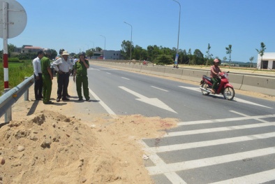 Chỉ vì đống cát đổ bừa giữa đường, cặp đôi sắp cưới bỗng ‘sinh ly tử biệt’