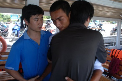 Vụ chìm tàu trên sông Hàn: Những người xả thân cứu mạng du khách