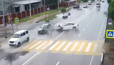 Clip: Hãi hùng BMW mất lái gây tai nạn kinh hoàng