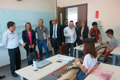 Bộ trưởng Khoa học, Công nghệ và Môi trường Cuba thích nghe sinh viên Việt đánh đàn tranh