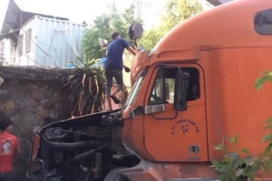 Cả phố mất ngủ vì ‘hung thần xa lộ’ lao thẳng vào nhà lúc nửa đêm