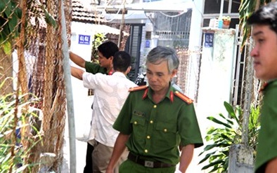 Mùi tử khí kì lạ trong căn nhà khóa trái của cặp đôi người nước ngoài