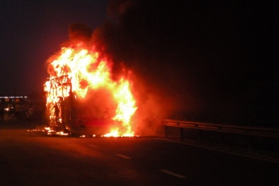 Quảng Nam: Xe khách cháy dữ dội, 35 khách vừa chạy vừa la hét