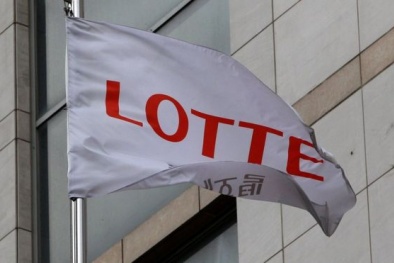 Các công tố viên bất ngờ lục soát văn phòng Lotte Group