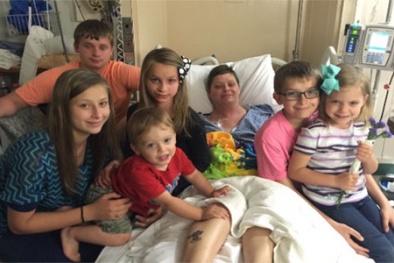 'Thiên thần' nhận nuôi 6 đứa con của người bạn thân đã chết vì ung thư