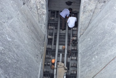 45 phút nỗ lực đưa thi thể công nhân chết ngạt trong si lô cao 20m ra ngoài