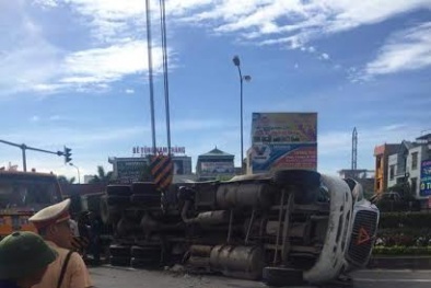 Tránh xe đạp, xe container mất lái lao lật nhào trước cổng Big C 