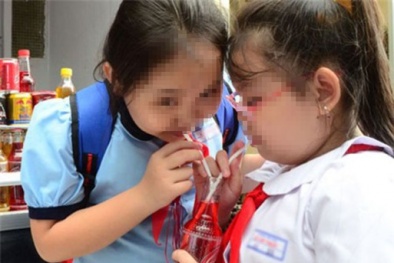 Ai tung tin 15 học sinh tử vong vì uống nước sting?