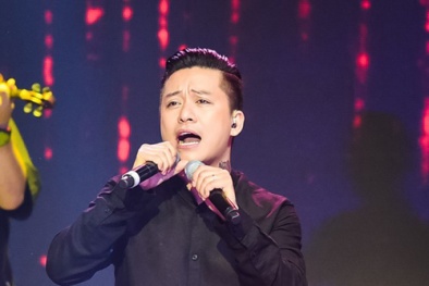 Hát tại Hoa hậu Việt Nam 2016, ca sỹ Tuấn Hưng làm gì với 2 cái mic?